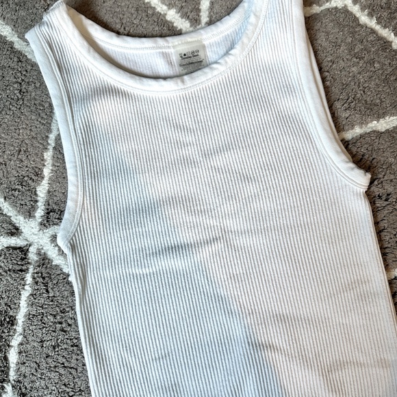 Aritizia Sunday Best SINCHSEAMLESS white ribbed tank - Picture 1 of 4